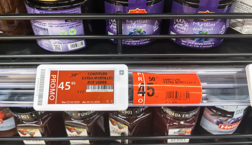 comparison between a four colors digital price tag and a traditional paper tag